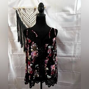 BKE Boutique Size Small Cold Shoulder Floral Black Lace New